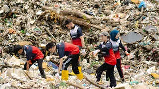 Students from the HSBC Business Case Competition 2020 with sponsors and judges.
